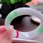 天然翡翠飘绿贵妃手镯